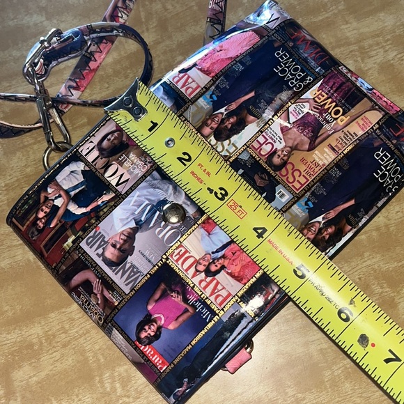 Obama Magazine cover photo cross body bag in excellent condition. Collectors - Picture 9 of 11